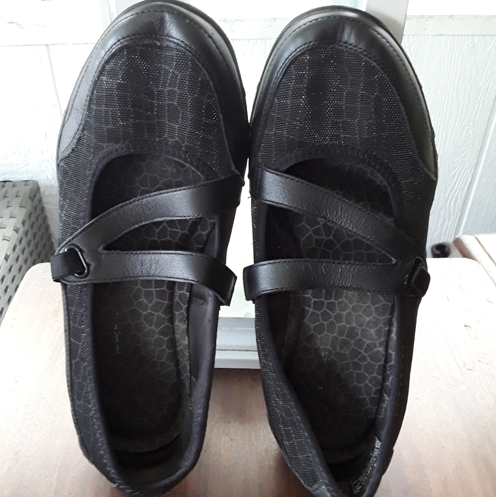 Sketchers casual shoes size 7
